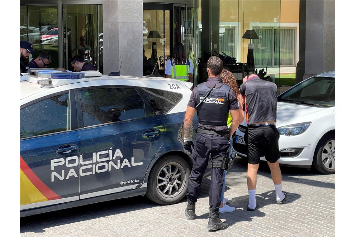 Ein Verdächtiger wird von der Polizei zu einem Hotel gebracht, wo ein sexueller Übergriff stattgefunden haben soll.