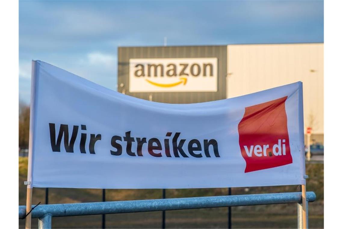 Ein Verdi Banner mit der Aufschrift: „Wir streiken“ steht vor dem Amazon-Logistik-Zentrum in Werne, Nordrhein-Westfalen. Foto: Guido Kirchner/dpa
