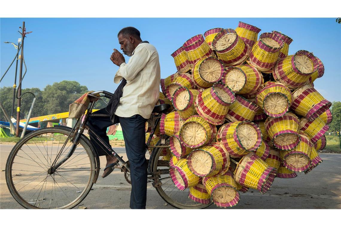 Ein Verkäufer verkauft bunte Bambuskörbe am Straßenrand im nordindischen Bundesstaat Uttar Pradesh.