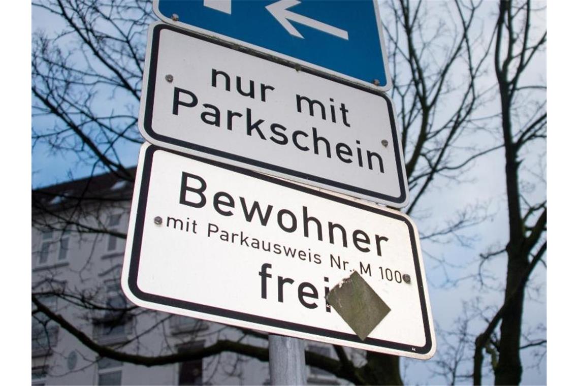 Ein Verkehrschild weist in Hamburg auf freies Parken für Bewohner mit Parkausweis hin. Foto: Axel Heimken/dpa
