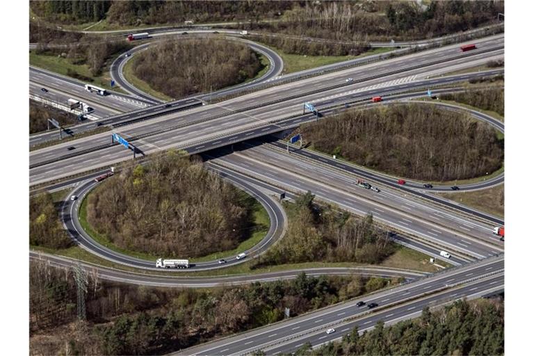 Ein Verkehrsknotenpunkt bei Frankfurt am Main. Hier kreuzen sich die Autobahnen 661 und A3. Foto: Uli Deck/dpa