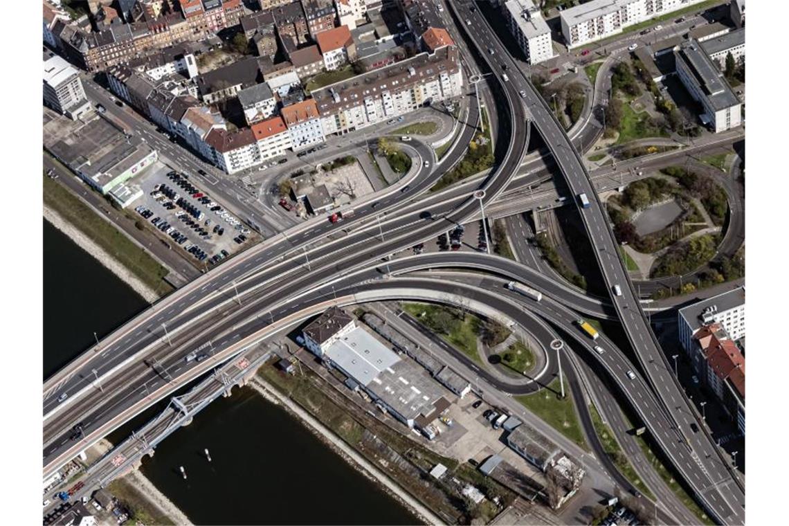 Ein Verkehrsknotenpunkt in der Mannheimer Innenstadt nahe des Rheins. Foto: Uli Deck/dpa/Archivbild