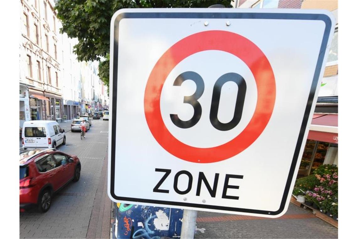 Hälfte der Deutschen für eine Form von Tempo 30 in der Stadt Ein Verkehrsschild im Frankfurter Stadtteil Bornheim weist auf eine Tempo 30-Zone hin. Foto: Arne Dedert/dpa