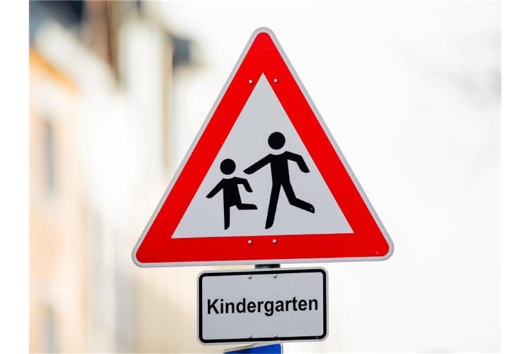 Ein Verkehrsschild mit dem Hinweis „Kindergarten“ steht in der Nähe einer Kita. Foto: Rolf Vennenbernd/dpa/Symbolbild