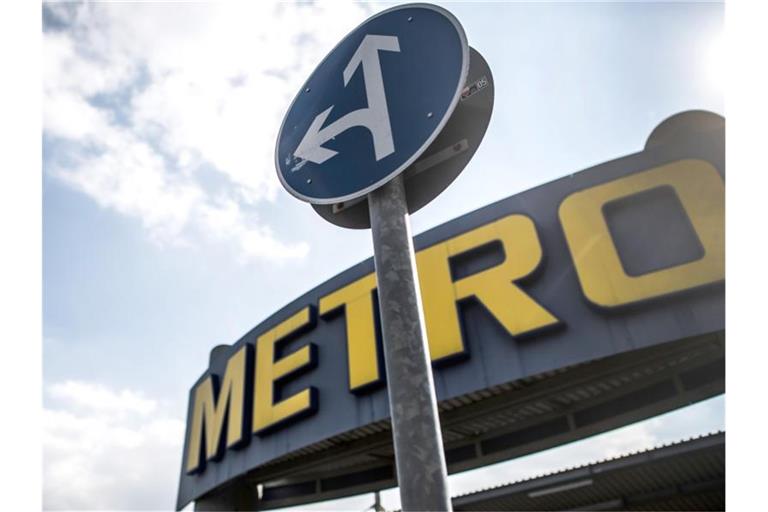 Ein Verkehrsschild steht vor einem Metro-Markt. Foto: Federico Gambarini