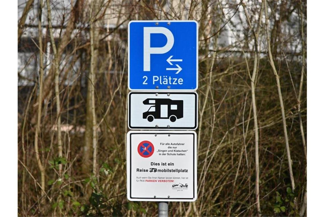 Ein Verkehrsschild steht vor zwei Wohnmobil-Parkplätzen. Foto: Jan-Philipp Strobel/dpa