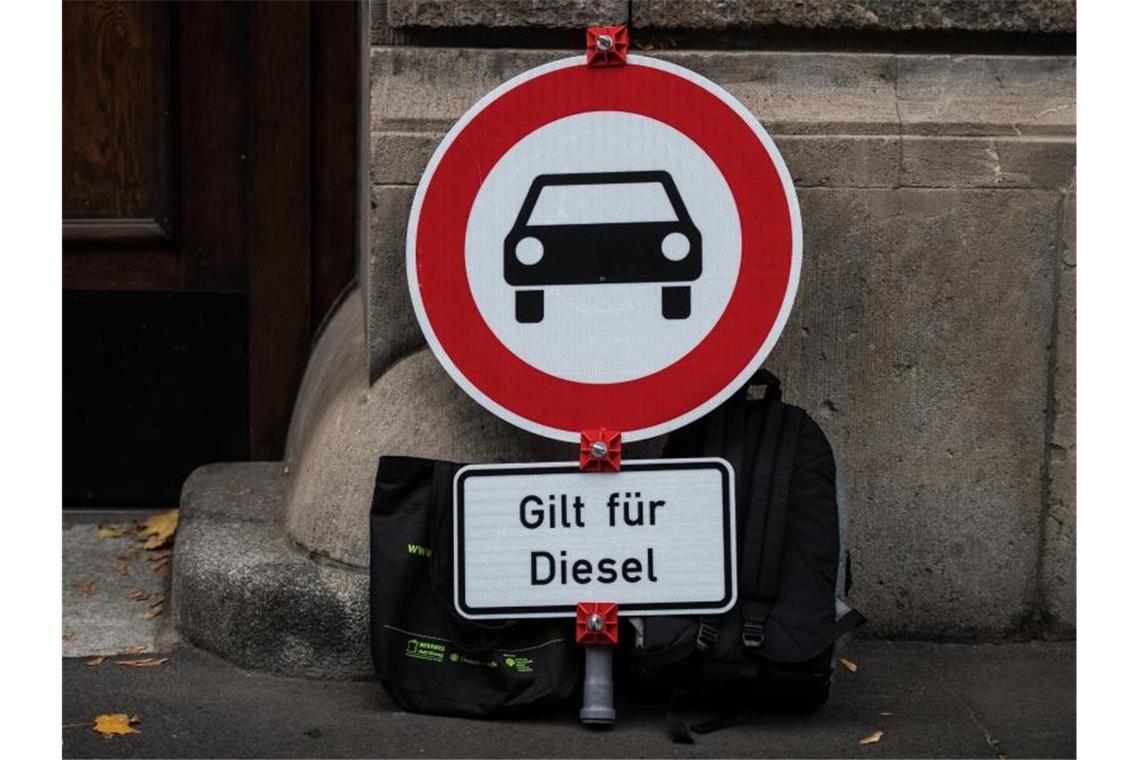 Ein Verkehrsschild "Verbot für Kraftfahrzeuge" mit dem Zusatz "Gilt für Diesel". Foto: Andreas Arnold/dpa