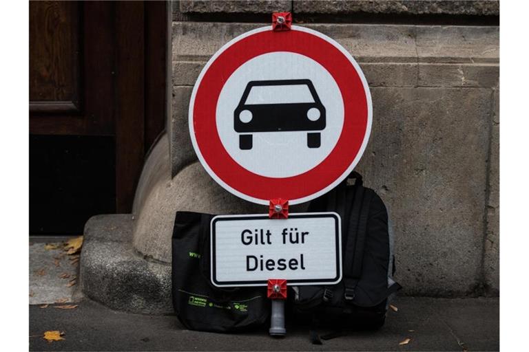 Ein Verkehrsschild "Verbot für Kraftfahrzeuge" mit dem Zusatz "Gilt für Diesel". Foto: Andreas Arnold/dpa