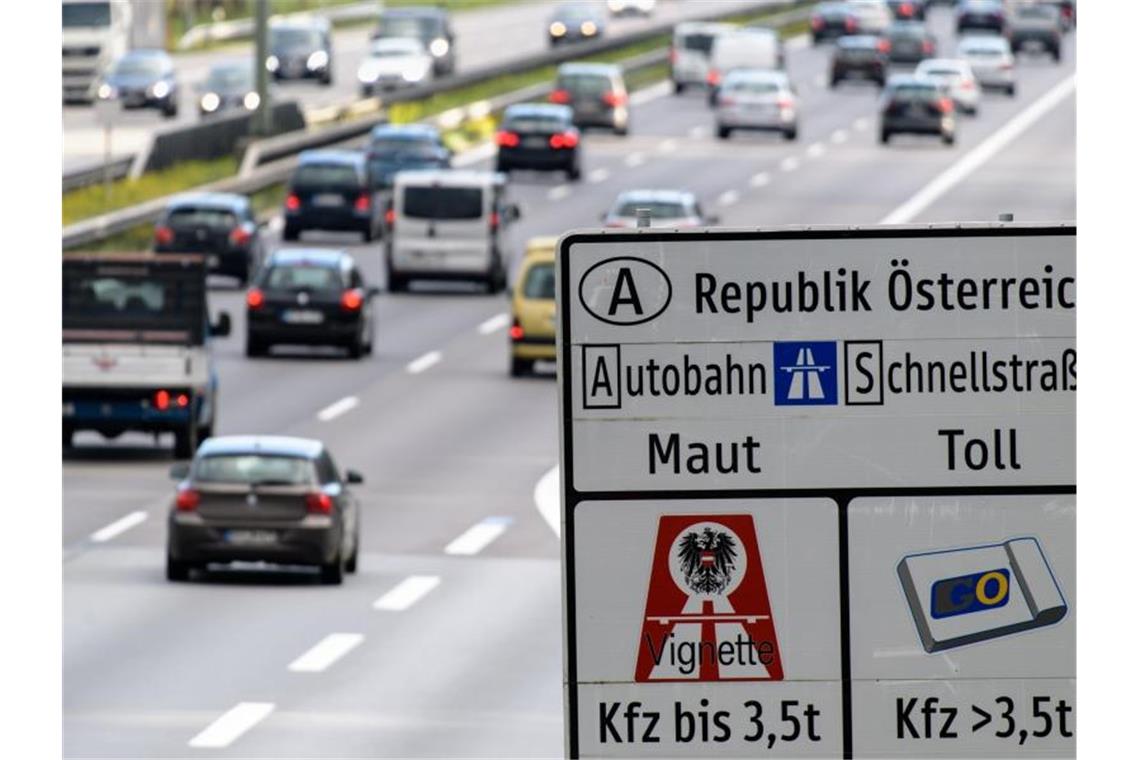 Ein Verkehrsschild weist auf der Autobahn 8 in Richtung Österreich auf die Maut hin. Foto: Matthias Balk/dpa/Archivbild