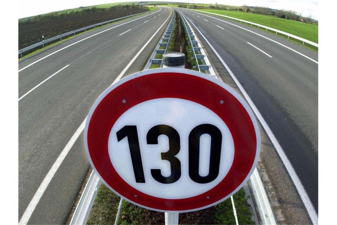 Ein Verkehrsschild weist auf die Höchstgeschwindigkeit von 130 Kilometern pro Stunde auf einem Autobahnteilstück hin. Foto: Martin Schutt/dpa-Zentralbild/dpa