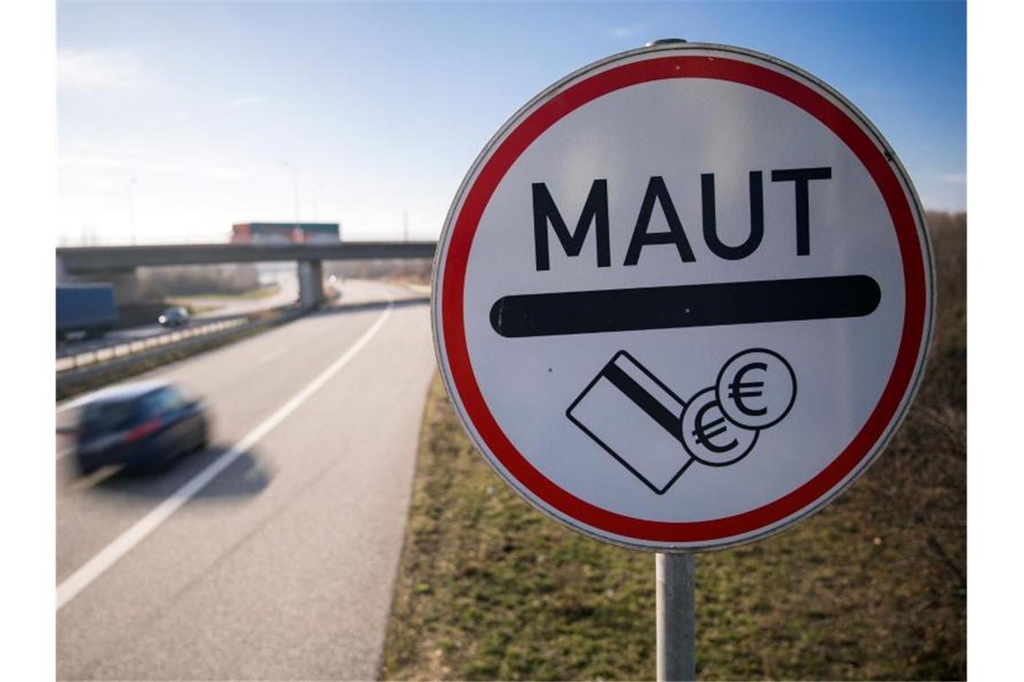 Ein Verkehrsschild weist Autofahrer der Stadtautobahn auf die Mautpflicht für die Passage des Warnowtunnels in Rostock hin. Foto: Jens Büttner