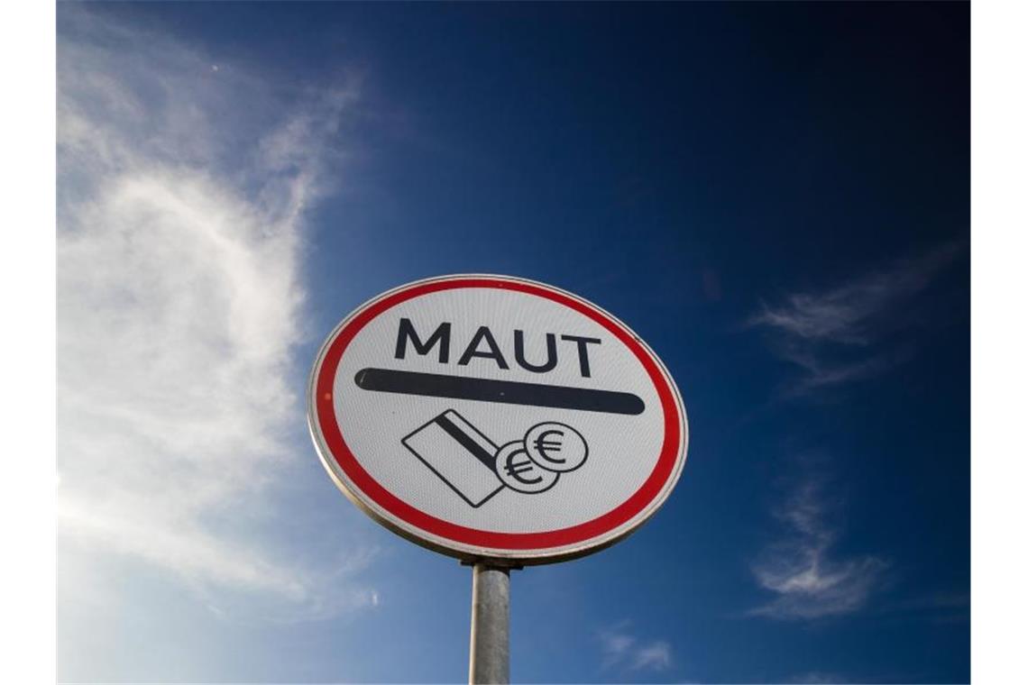 Kommunen fordern Automaut für alle: ADAC winkt ab Ein Verkehrsschild weist die Autofahrer auf die Mautpflicht für die Passage des Warnowtunnels hin (Symbolbild). Foto: Jens Büttner/Archivbild