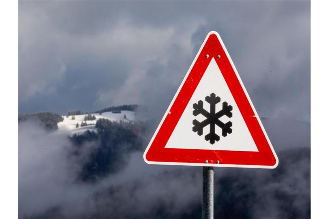 Ein Verkehrsschild weist nahe dem Gipfel des Schauinsland auf Schnee- oder Eisglätte hin. Foto: Philipp von Ditfurth/dpa/Archivbild