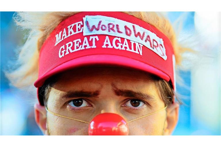 Ein verkleideter Mann demonstriert in Davos gegen Donald Trump. Der US-Präsident wird in dem Schweizer Bergort zum Weltwirtschaftsforum erwartet.