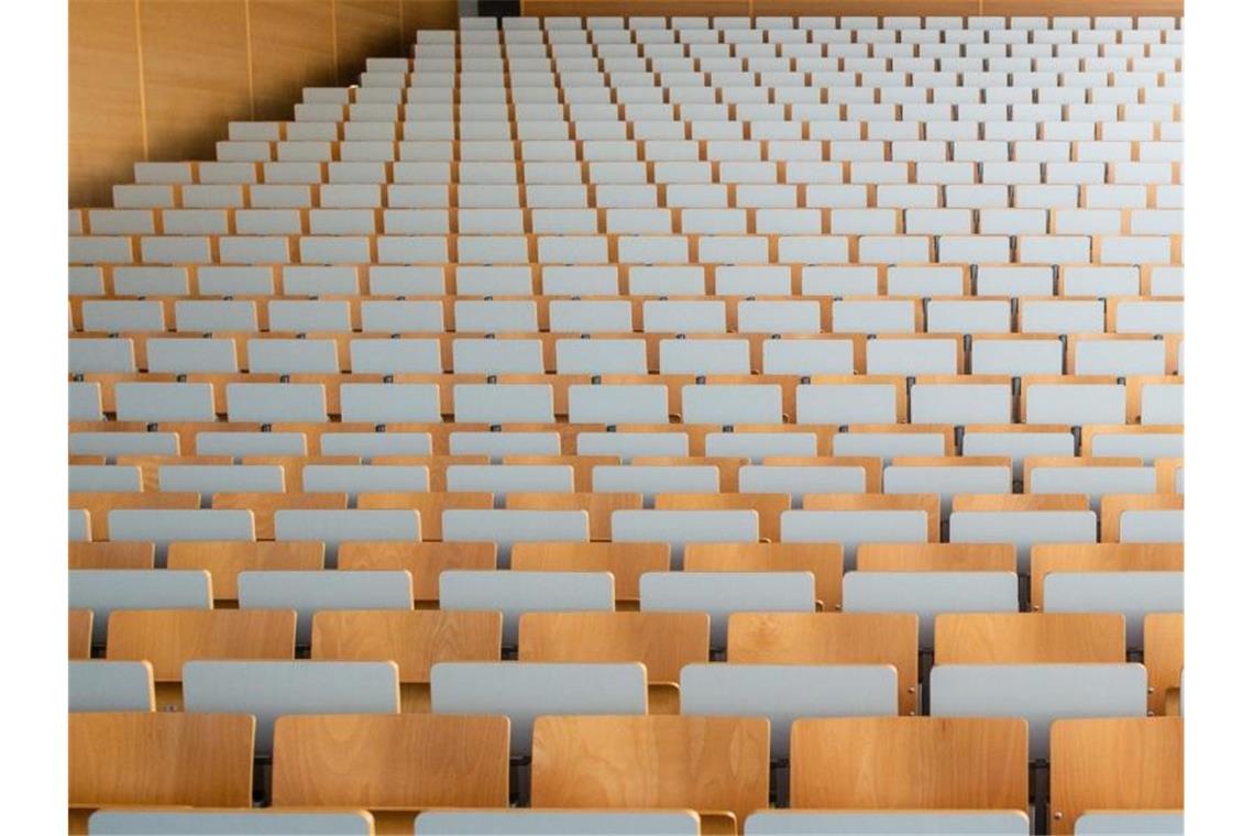 Studenten kommen wegen Corona mit Lernpensum schlechter klar Ein verlassener, leerer Hörsaal. Foto: Klaus-Dietmar Gabbert/dpa-Zentralbild/dpa/Archivbild