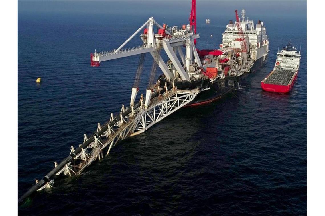 Ein Verlegeschiff verlegt in der Ostsee vor der Insel Rügen Rohre für die Gaspipeline Nord Stream 2 (Archiv). Foto: Bernd Wüstneck/dpa