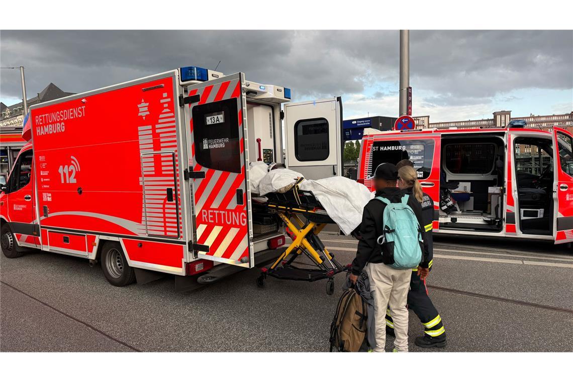 17 Verletzte – keine Anzeichen auf politisches Motiv Ein Verletzter wird in einen Krankenwagen geschoben.