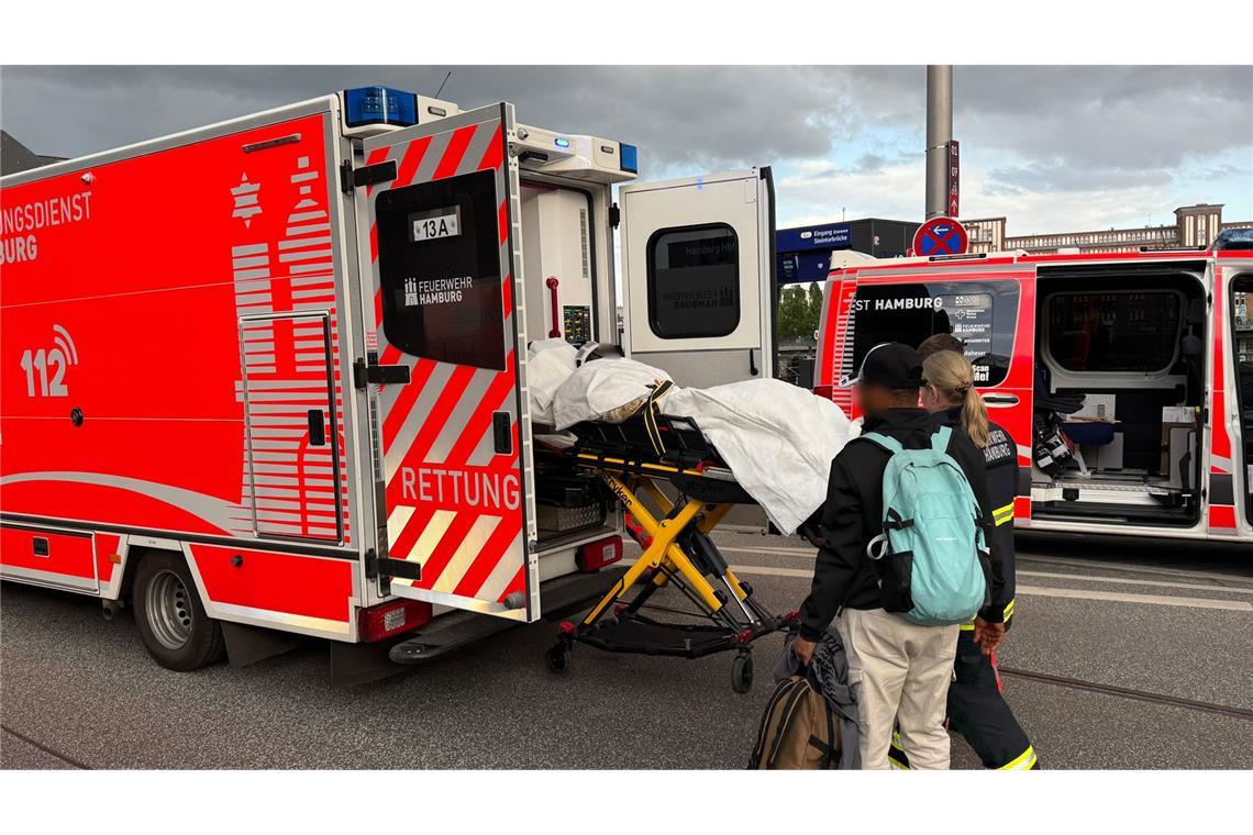 Ein Verletzter wird in einen Krankenwagen geschoben.