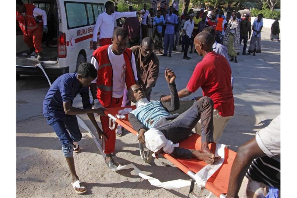 Fast 100 Tote bei Anschlag in Mogadischu Ein Verletzter wird vom Ort des Anschlags gebracht. Foto: Farah Abdi Warsameh/AP/dpa