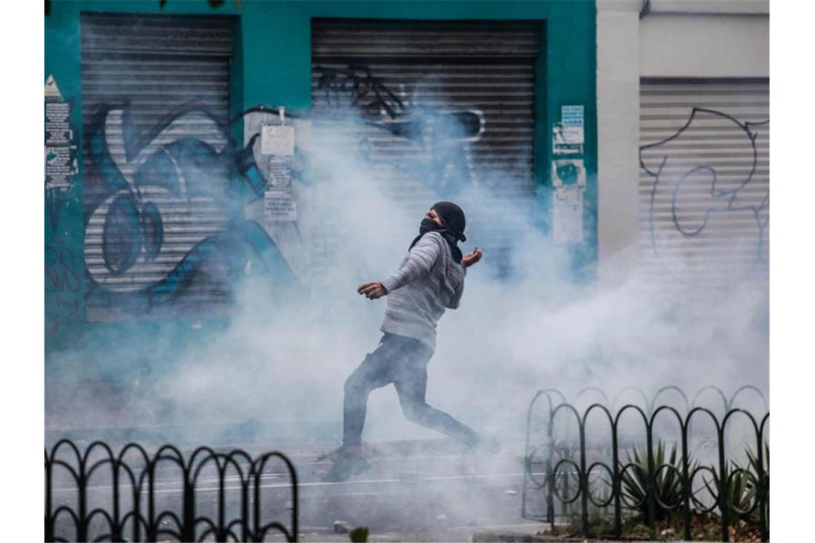 Ausnahmezustand in Ecuador - Regierung verlässt Hauptstadt Ein vermummter Demonstrant bei einem Protest gegen Wirtschaftsmaßnahmen der Regierung. Die Regierung hat für 60 Tage den Ausnahmezustand verhängt. F. Foto: Juan Diego Montenegro/dpa