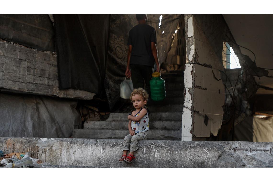 Ein vertriebenes palästinensisches Kind in einer Schutz-Unterkunft im Südwesten von Gaza Stadt.