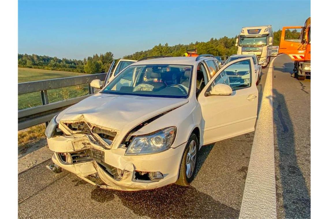 Umherfliegender Reifen beschädigt Fahrzeuge auf Autobahn 8
