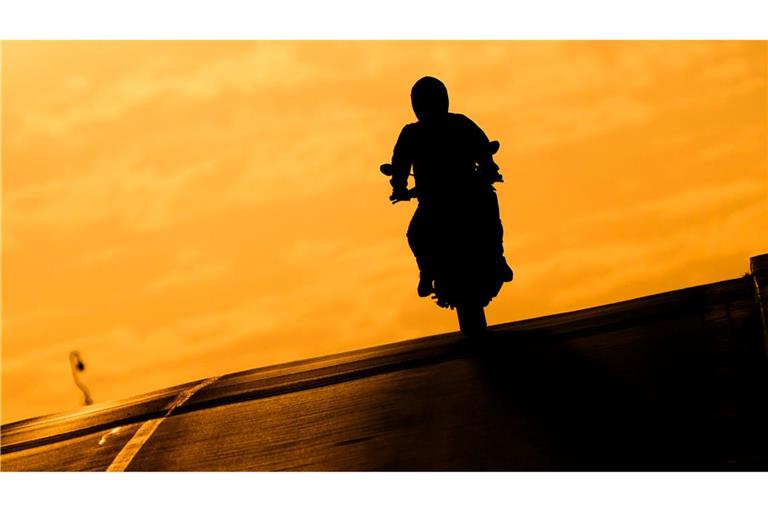 Ein verurteilter Mörder ist bei einem begleiteten Freigang mit einem Motorrad geflohen. (Symbolbild)