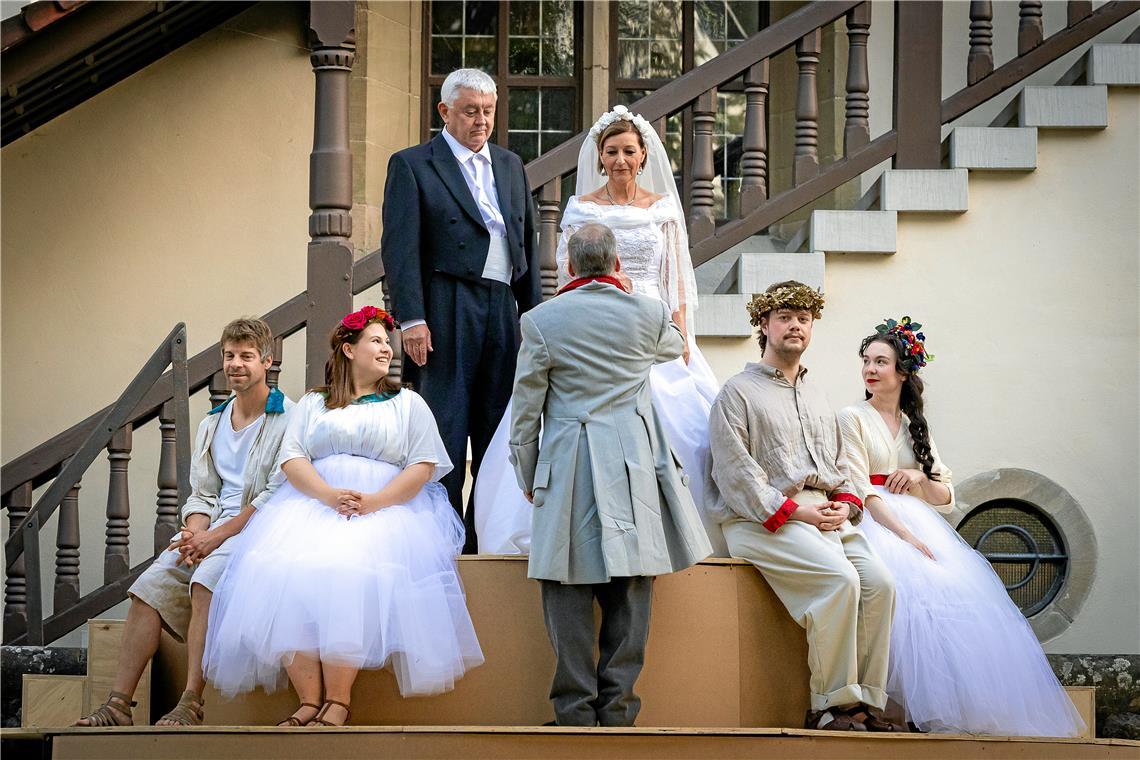 Eine Hochzeitstorte auf dem Backnanger Freithof Ein Verwechslungsspiel entspinnt sich um Lysander (Benjamin Adlung), Hermia (Marlene Heitkämper), Herzog Theseus (Ralf Kleinpeter) und seine Verlobte Hippolyta (Gaby Miletic), Demetrius (Tim Fiechtner) und Helena (Annalena Ceskutti, von links). Foto: Alexander Becher