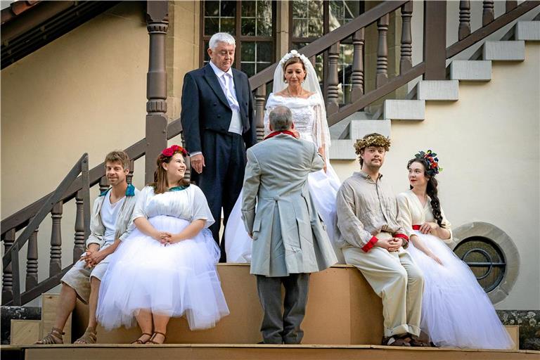 Ein Verwechslungsspiel entspinnt sich um Lysander (Benjamin Adlung), Hermia (Marlene Heitkämper), Herzog Theseus (Ralf Kleinpeter) und seine Verlobte Hippolyta (Gaby Miletic), Demetrius (Tim Fiechtner) und Helena (Annalena Ceskutti, von links). Foto: Alexander Becher