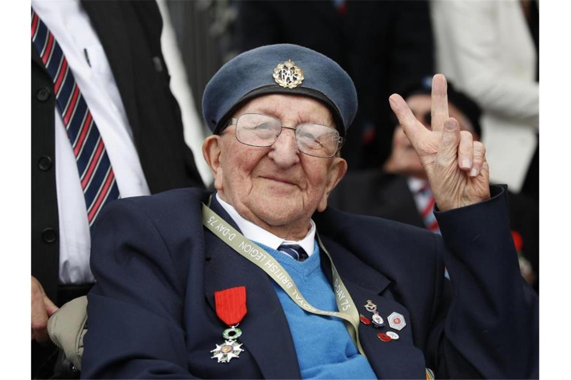 Staats- und Regierungschefs gedenken D-Day in Portsmouth Ein Veteran zeigt das Victory-Zeichen. Foto: Alex Brandon/AP