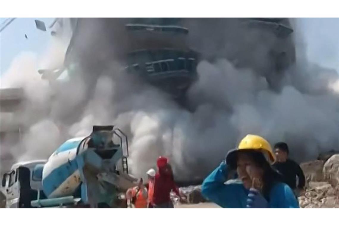Ein Video im Netz zeigt den Einsturz des Gebäudes in Bangkok.