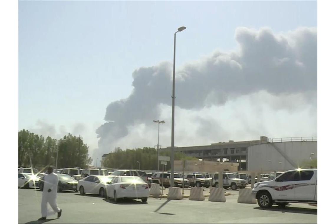 Ein Video-Standbild zeigt Rauchwolken, nachdem mehrere Drohnenangriffe unter anderem die größte Ölraffinerie in Saudi-Arabien getroffen und Brände ausgelöst haben. Foto: Al-Arabiya/AP