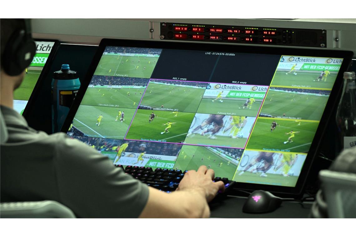 Ein Videoschiedsrichter hat mehrere Kameraeinstellungen im Blick. (Archivbild)