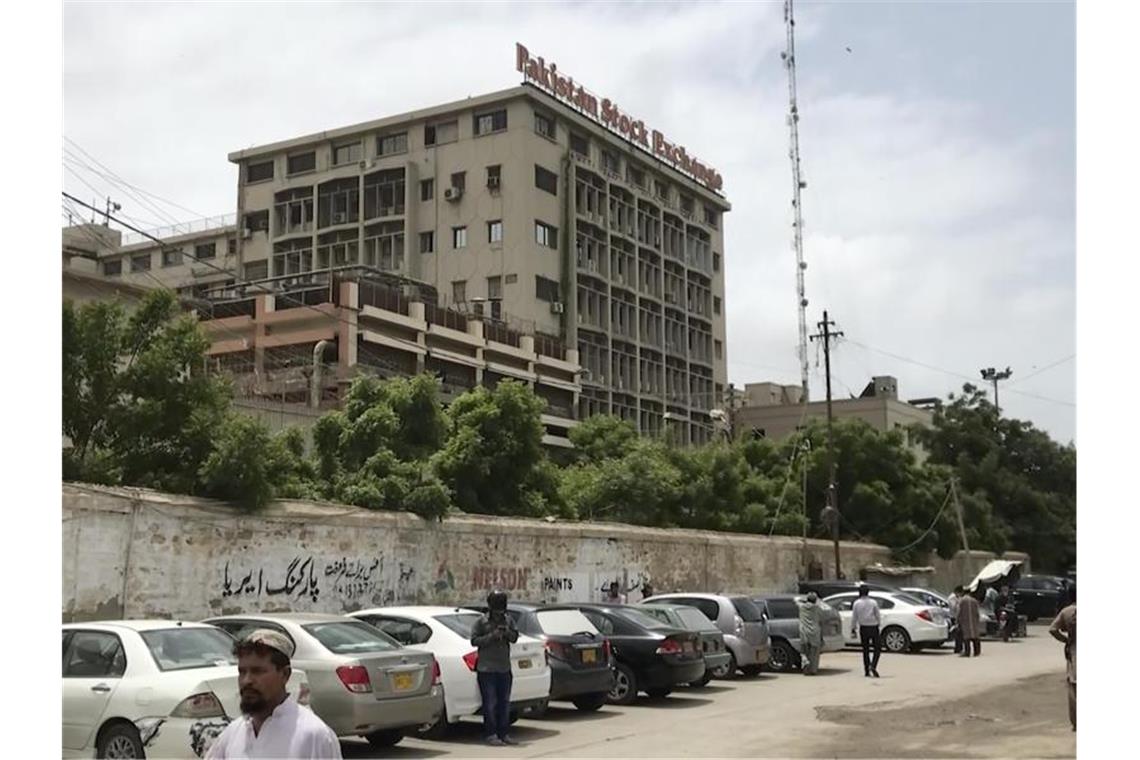Mindestens sechs Tote bei Angriff auf pakistanische Börse Ein Videostandbild zeigt das Gebäude der Börse im pakistanischen Karatschi. Foto: Uncredited/AP Video/dpa