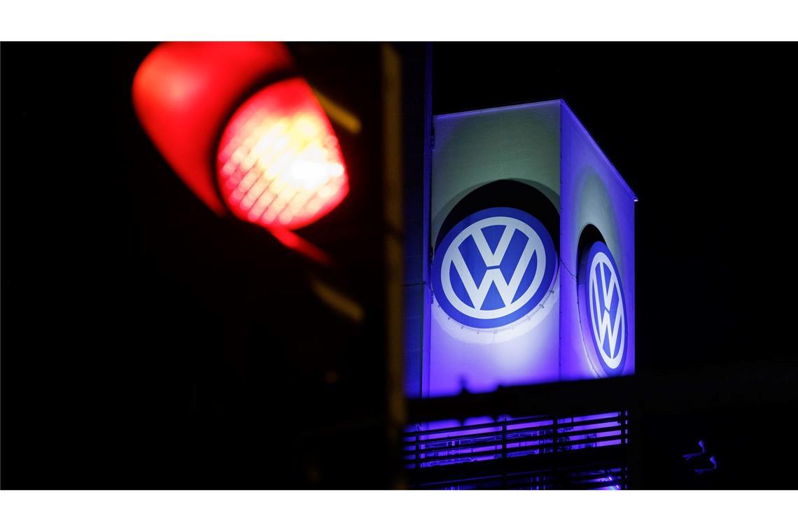 Bilder des Tages Ein Volkswagen Emblem an einem Turm vom Werk der Volkswagen Osnabrück GmbH.