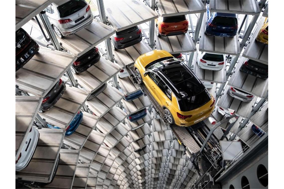 Umfrage: Knapp die Hälfte der Deutschen für Autokaufprämie Ein Volkswagen T-Roc steht auf dem VW-Werksgelände auf einer Hebebühne. Foto: Peter Steffen/dpa/Archivbild