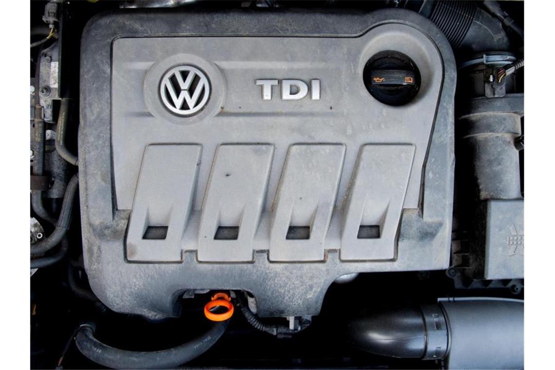 Ein Volkswagen Touran mit einem vom Abgas-Skandal betroffenen 2.0l TDI Dieselmotor vom Typ EA189. Foto: Julian Stratenschulte/dpa