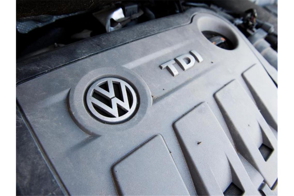 Ein Volkswagen Touran mit einem vom Abgas-Skandal betroffenen 2.0l TDI Dieselmotor vom Typ EA189. Foto: picture alliance / dpa