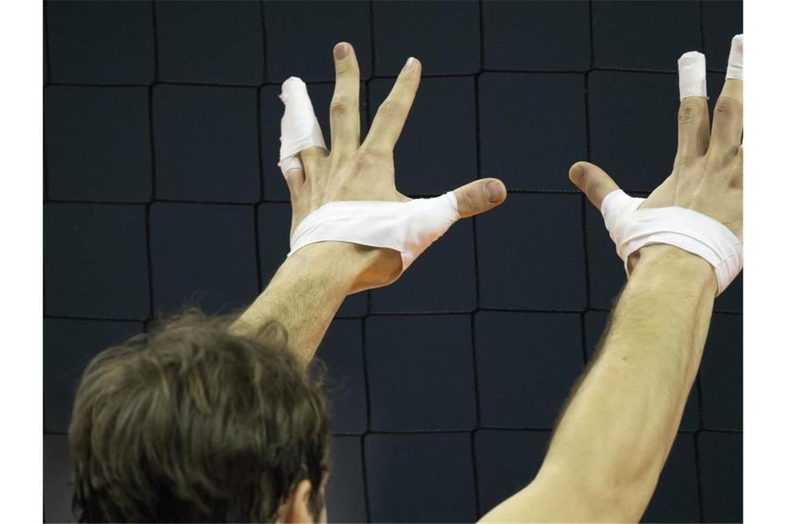 Friedrichshafens Volleyballer verlieren Auftakt Ein Volleyball-Spieler streckt die Hände aus. Foto: picture alliance/dpa/Archivbild