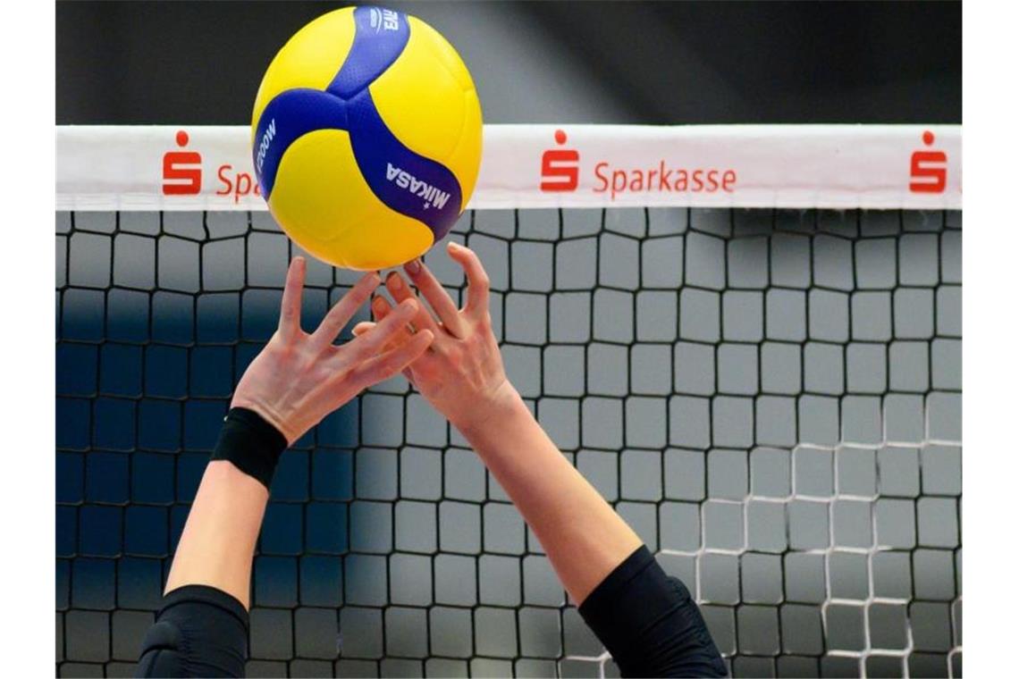 Volleyball-Champions-League: Pleite für Friedrichshafen Ein Volleyballspiel. Foto: Robert Michael/dpa-Zentralbild/dpa/Symbolbild