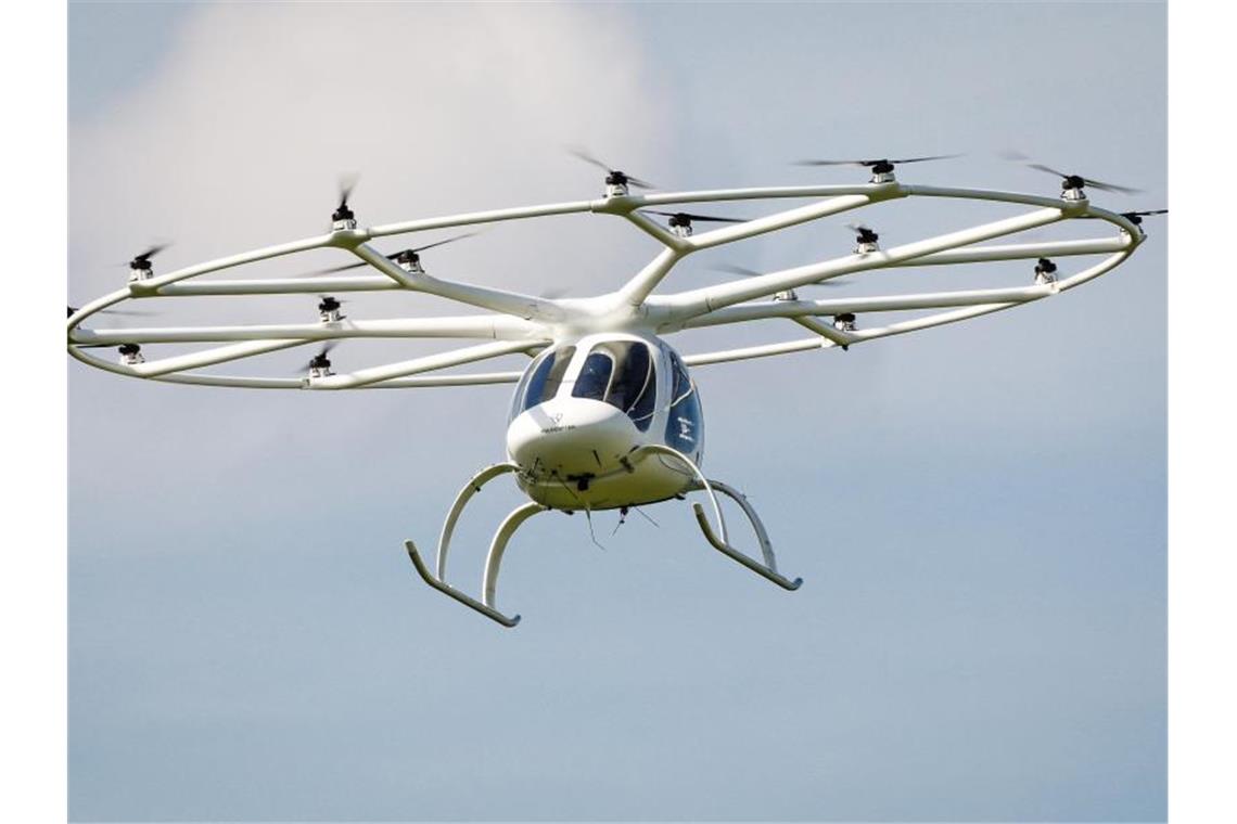 Bruchsaler Flugtaxi führt bemannten Testflug in Singapur aus Ein Volocopter fliegt durch die Luft. Foto: Christoph Schmidt/dpa/Archivbild