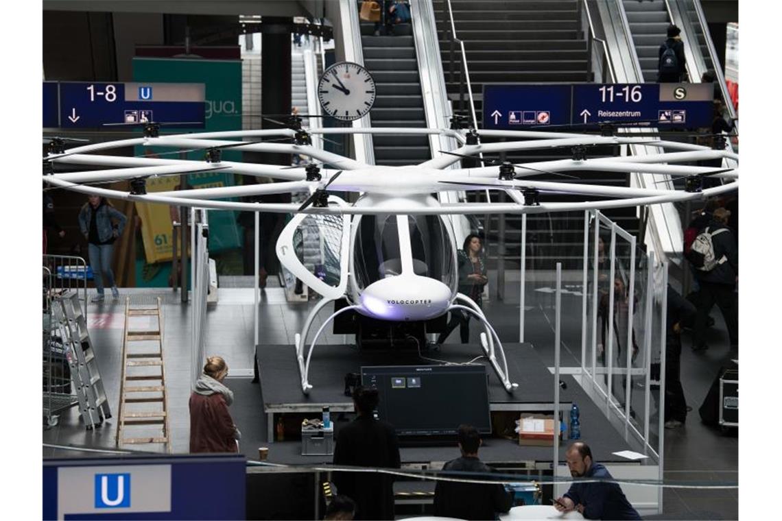 Ein Volocopter-Flugtaxi wird für Werbezwecke im Berliner Hauptbahnhof aufgebaut - jetzt soll es auch wirklich fliegen. Foto: Jörg Carstensen