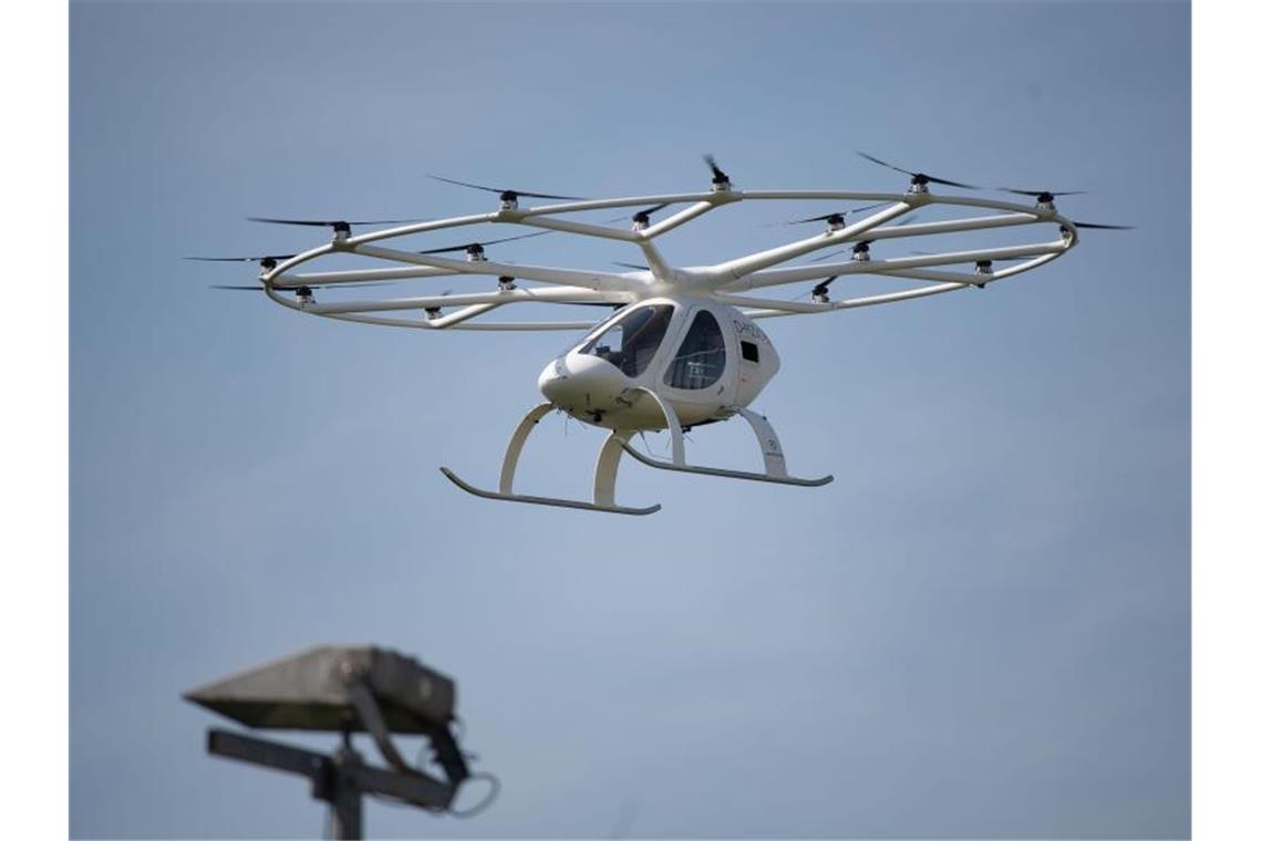 Mit dem autonomen Flugtaxi von A nach B: Wann ist es soweit? Ein Volocopter hebt ab - elektrisch angetrieben. Foto: Marijan Murat/dpa