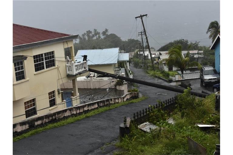 Ein vom Hurrikan Elsa umgestürzter Strommast lehnt an der Kante eines Wohnbalkons in Cedar Hills, St. Vincent. Elsa verstärkte sich zum ersten Hurrikan der Atlantiksaison. Foto: Orvil Samuel/AP/dpa