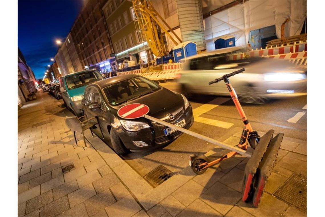 Ein vom Wind umgestürztes Verkehrszeichen liegt auf der Motorhaube eins PKW. Foto: Peter Kneffel/dpa