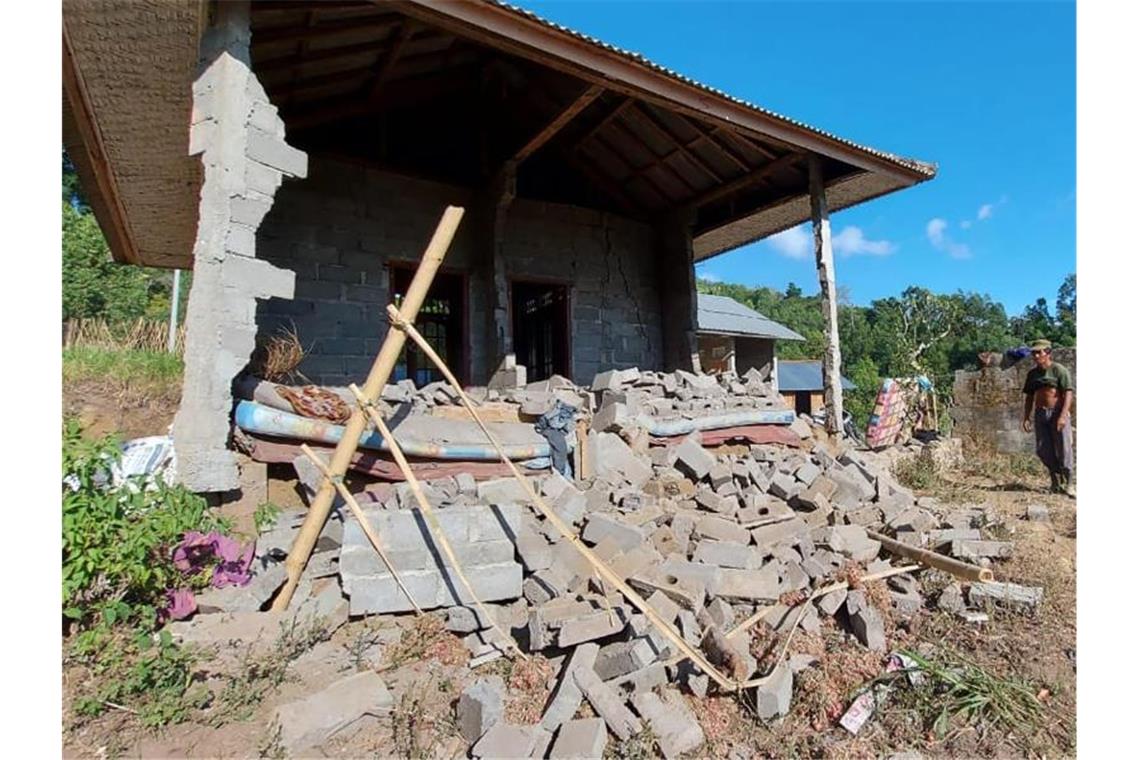 Ein von dem Erdbeben beschädigtes Haus in Karangasem auf der Insel Bali. Foto: Andi Husein/AP/dpa