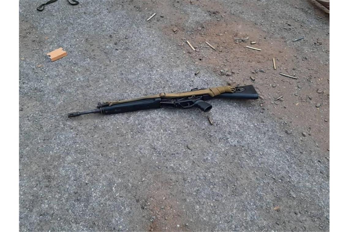 Ein von dem mutmaßlichen Mörder benutztes Gewehr liegt auf einer Straße in Korat. Foto: ---/XinHua/dpa