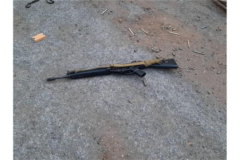 Ein von dem mutmaßlichen Mörder benutztes Gewehr liegt auf einer Straße in Korat. Foto: ---/XinHua/dpa