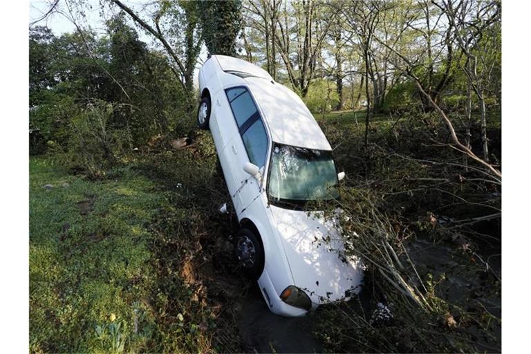Ein von den Fluten mitgerissenes Auto in Nashville. Foto: Mark Humphrey/AP/dpa