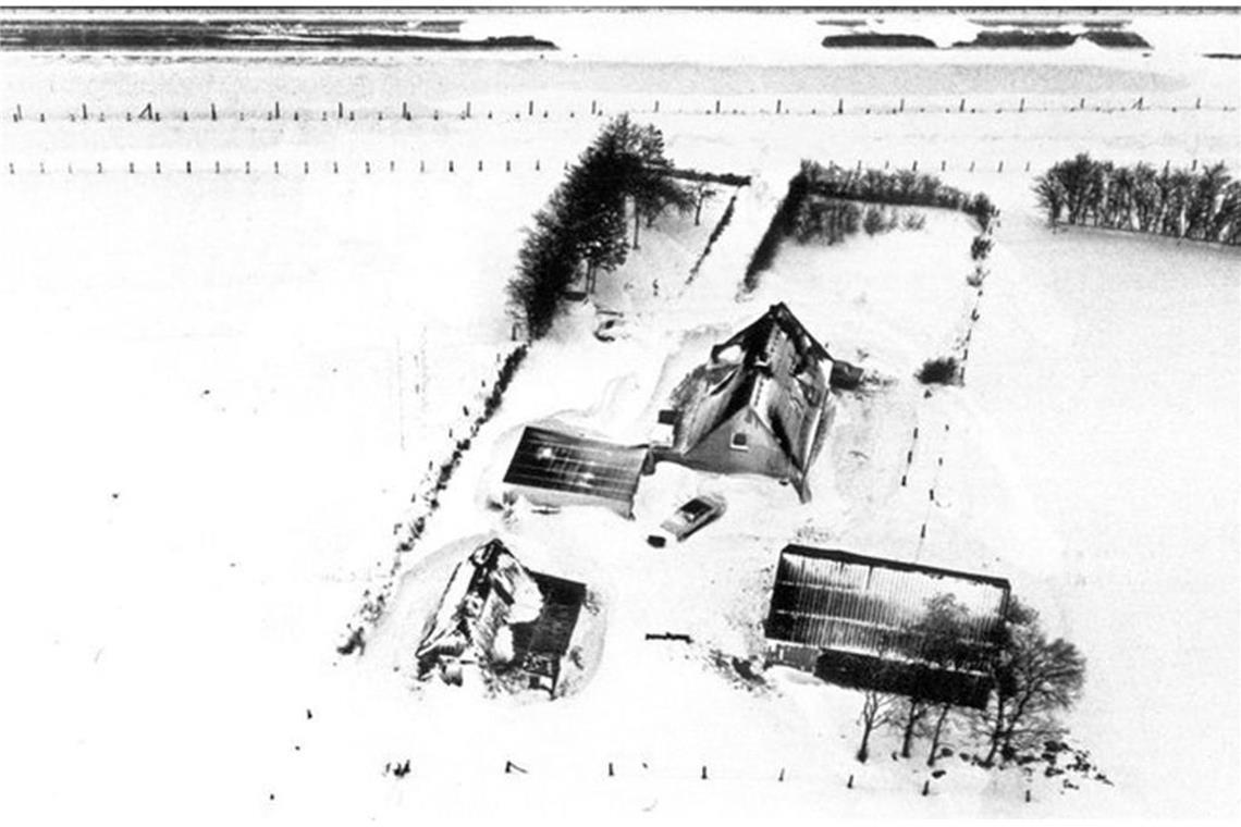 Ein von der Außenwelt abgeschnittener Bauernhof in Schleswig-Holstein.